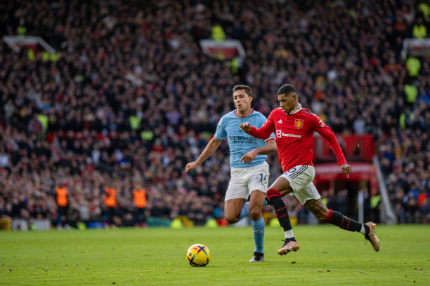 爭冠形勢依 爭冠形勢依